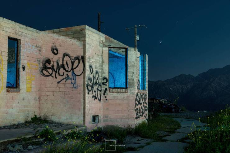 Une commune hippie abandonnée, autrefois dirigée par Wavy Gravy, située au sommet d'une montagne en Californie.